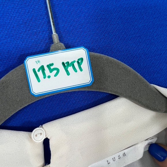 🔥2/$10 |•LUSH•| Cream Semi-sheer Crisscross Top Size Medium - Picture 3 of 7